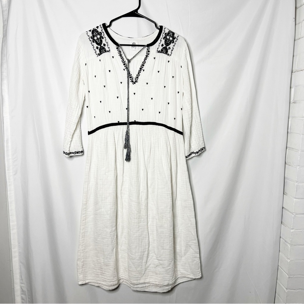 DRA Los Angeles White and Black Embroidered Dress
